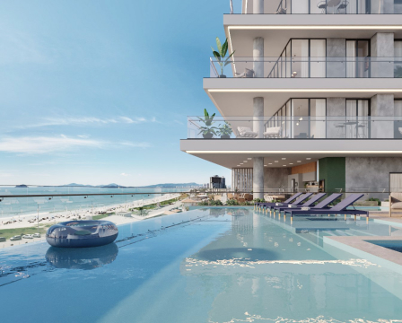 Fachada de empreendimento à beira-mar com piscina
